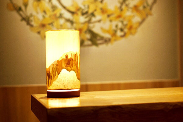 着物の帯を再利用したLEDランプを道しるべに、 やさしく館内を灯す和の伝統美