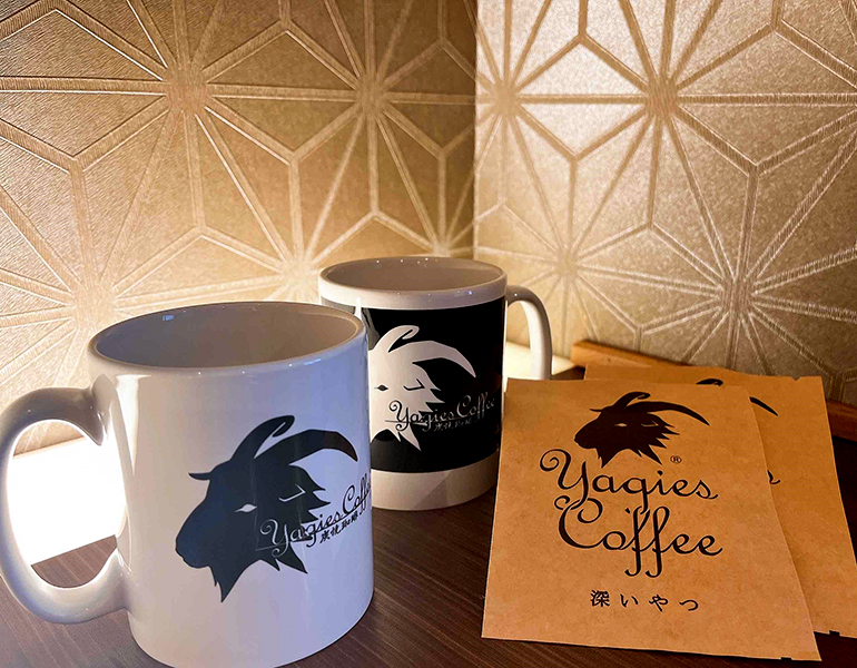 Yagies Coffeeマグカップとコーヒー