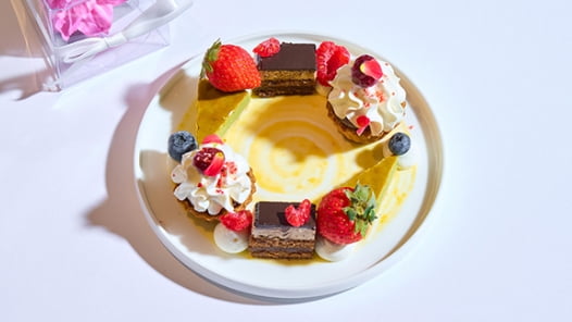 誕生日や記念日にぴったりな、フルーツとケーキで彩られたサプライズ用スイーツプレート