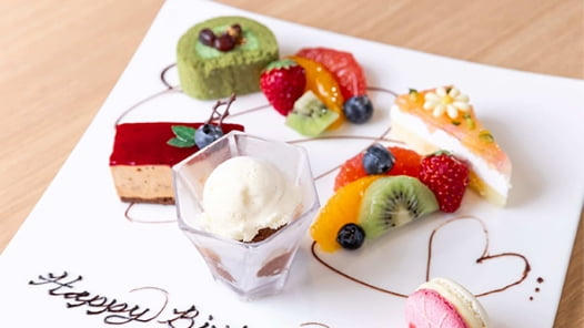 Happy Birthdayのメッセージ入りアニバーサリースイーツプレートとデザート盛り合わせ