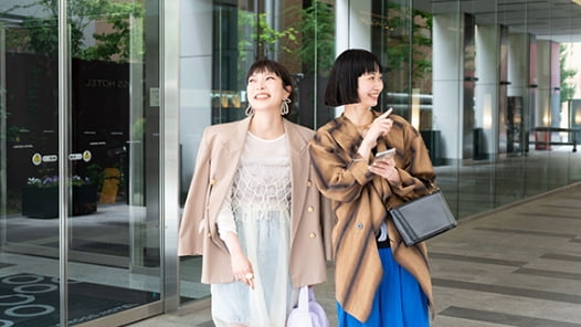 札幌の街中で買い物や街歩きを楽しむ友人同士の女子旅イメージ