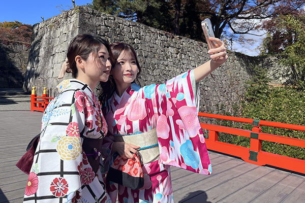 会津若松の城下町で“めんこい1枚”を撮影 着物でレトロな街並みや観光を楽しむ宿泊プラン販売