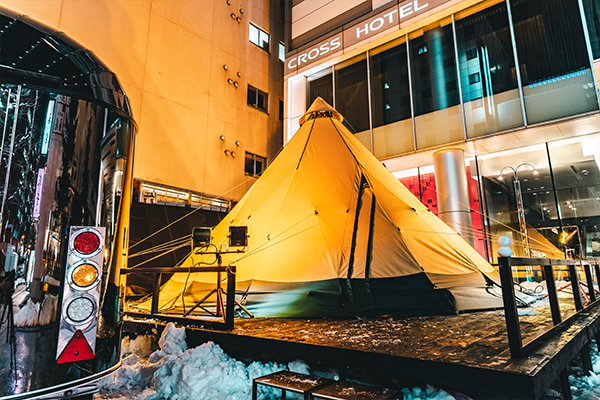 クロスホテル札幌　札幌中心部で出会うここだけの冬の体験 テントの中で暖かく過ごす「マチナカTAKIBI BAR」