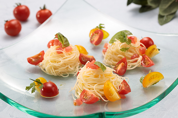 ガラスの皿に3つに分けて盛りつけた会津産ミニトマトのカッペリーニ