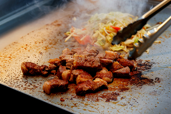 鉄板でラム肉を焼いている様子