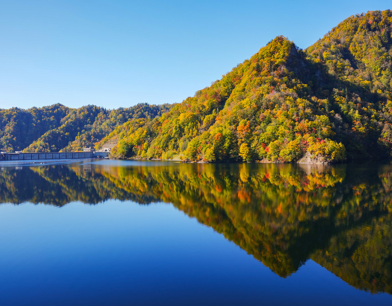 ▲定山渓ダム展望台　紅葉 ＜画像提供：定山渓観光協会＞