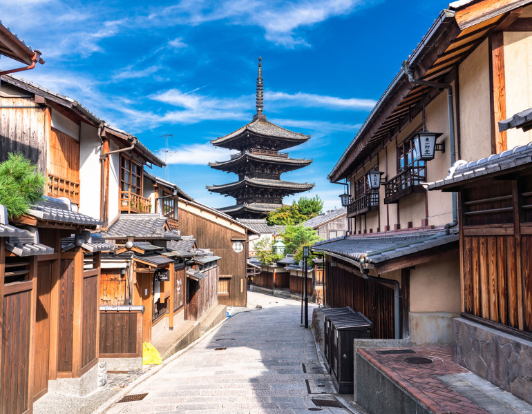 ▲八坂の塔・参道 ＜画像提供：PIXTA＞