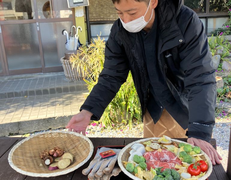 蒸し時間によって野菜を分ける安波さん