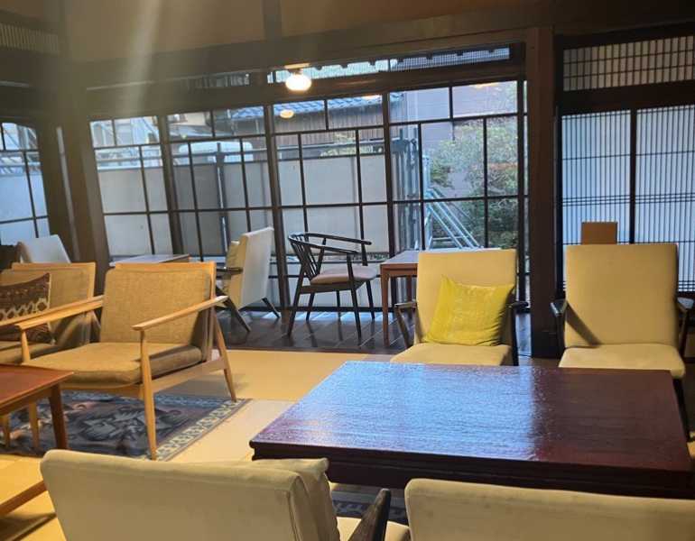 レトロで居心地の良い店内は、旅館時代から使っている家具も多いそう