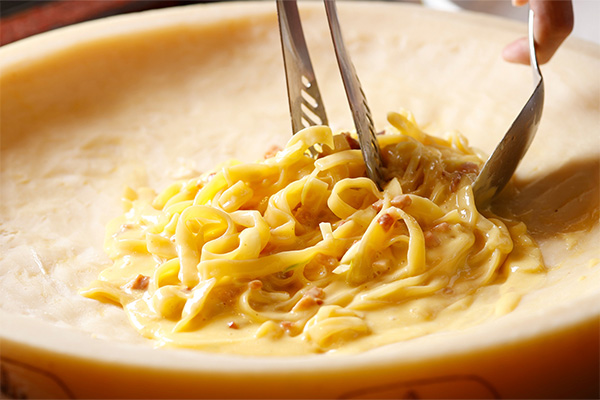 かぼちゃのクリームソースパスタをチーズに絡めて仕上げる「ハロウィーンパスタ」は、ライブキッチンで出来立てを提供いたします。