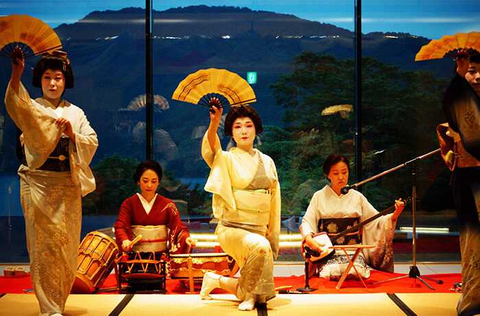 ８周年を祝う箱根芸者・きらり妓の舞８月１日(金)に披露芦ノ湖畔で舞う、箱根の芸能文化をお届け
