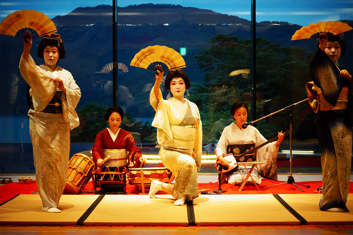８周年を祝う箱根芸者・きらり妓の舞８月１日(金)に披露芦ノ湖畔で舞う、箱根の芸能文化をお届け