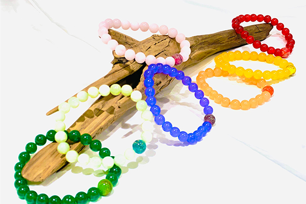 旅の思い出を自らの手で形に…和泉蜻蛉玉®を使った根付、ブレスレットの制作体験inクロスホテル大阪