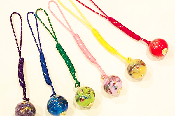 旅の思い出を自らの手で形に…和泉蜻蛉玉®を使った根付、ブレスレットの制作体験inクロスホテル大阪