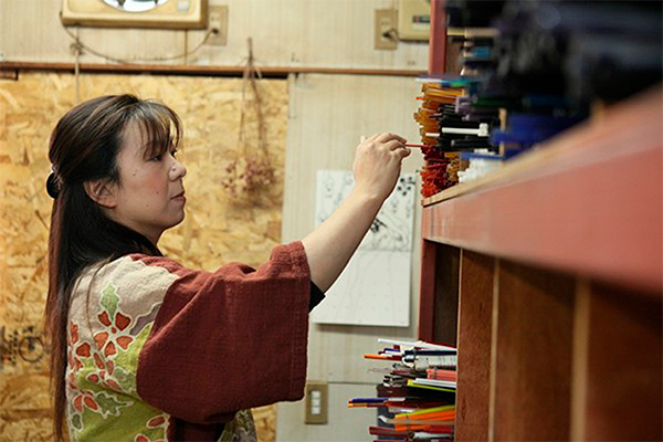 旅の思い出を自らの手で形に…和泉蜻蛉玉®を使った根付、ブレスレットの制作体験inクロスホテル大阪