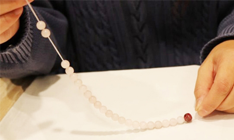 旅の思い出を自らの手で形に…和泉蜻蛉玉®を使った根付、ブレスレットの制作体験inクロスホテル大阪