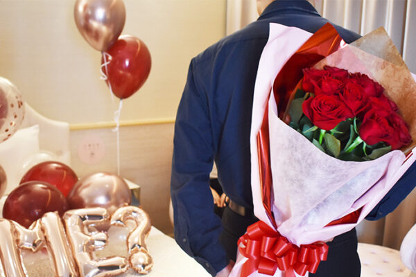 聖なる夜、12本の薔薇「ダズンローズ」がふたりの未来を結ぶ。1日1室限定「クリスマスプロポーズプラン」本日より販売