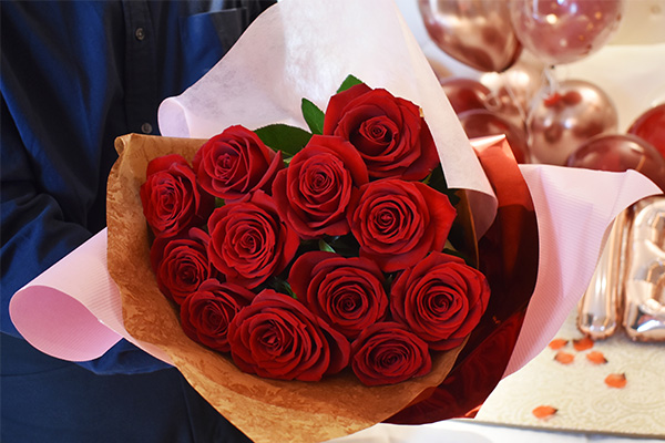 聖なる夜、12本の薔薇「ダズンローズ」がふたりの未来を結ぶ。1日1室限定「クリスマスプロポーズプラン」本日より販売