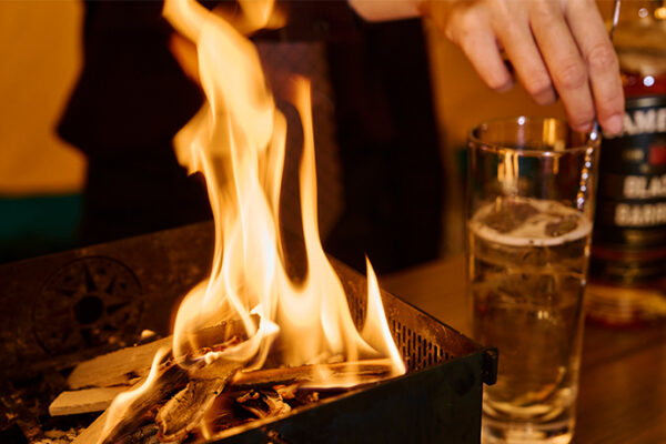 焚火の揺らぎで心がほぐれる“新・没入スポット”「マチナカTAKIBI BAR」本日より開催