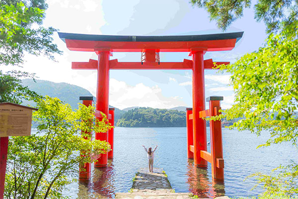 自身のペースで芦ノ湖畔を散策しながら箱根三社参り湖畔を歩き、心を整え、三社の加護を授かる参拝旅行