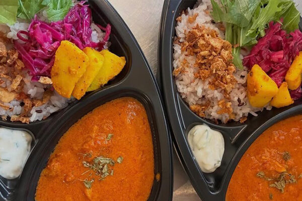大分のキッチンカーが今年も登場中！手作りカレーやとりキムチ丼など、多彩なグルメでプール後のひと休みを