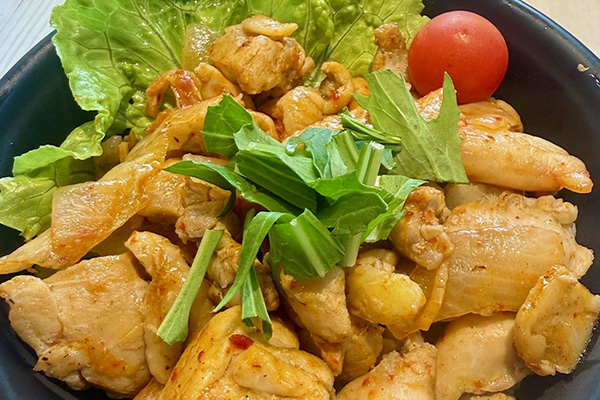 大分のキッチンカーが今年も登場中！手作りカレーやとりキムチ丼など、多彩なグルメでプール後のひと休みを