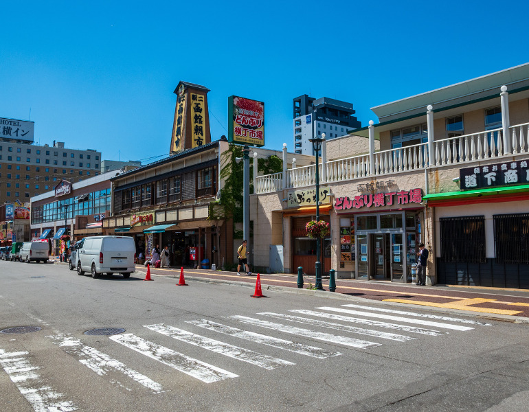 ▲函館朝市　＜画像提供：函館市観光部＞