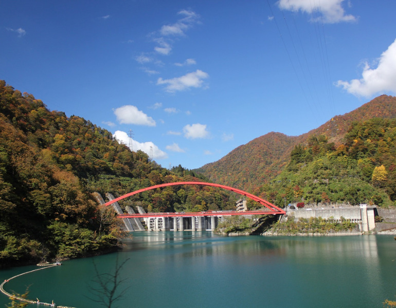 ▲黒部峡谷鉄道沿線 湖面橋・うなづき湖　＜画像提供：黒部峡谷鉄道株式会社＞