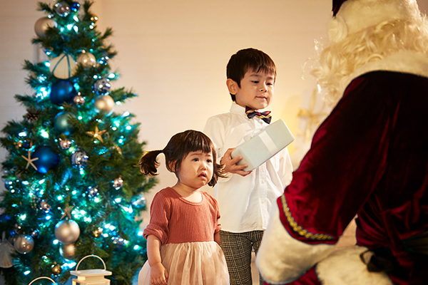 大好きな人の驚きいっぱいの笑顔に包まれ過ごす、一生もののクリスマス！ 「サンタがお部屋にやってくる！宿泊プラン」を本日より販売 クリスマスケーキやパーティー料理がお部屋に届くクリスマス限定宿泊プランも