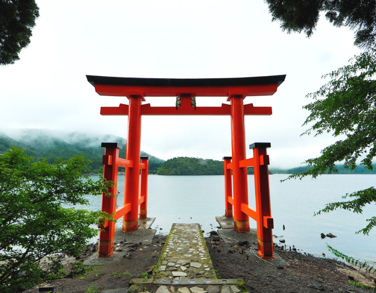 ▲箱根神社 平和の鳥居　