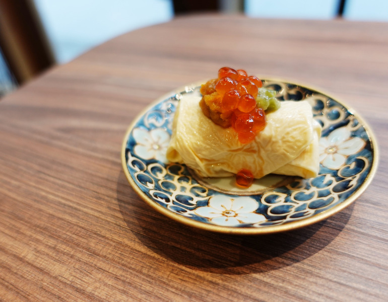 ▲酒と博多飯 燦々 ウニとチーズの湯葉巻 いくら添え