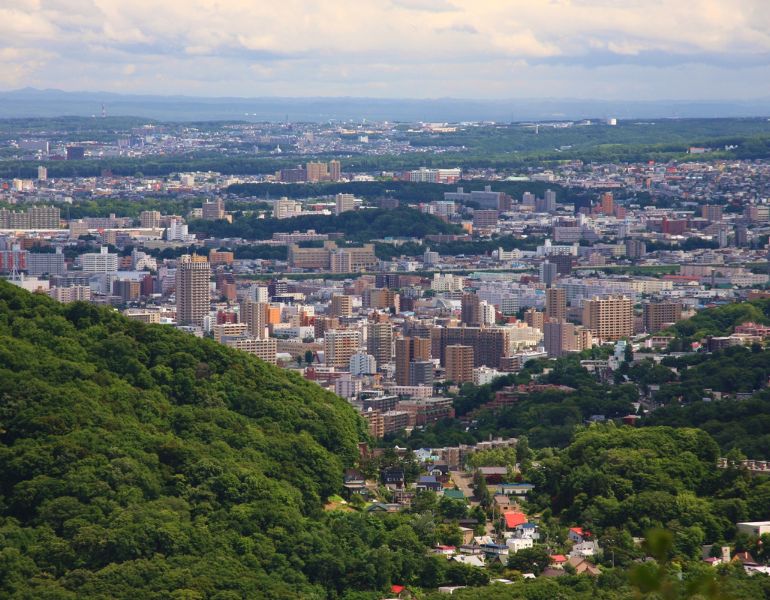 ▲三角山から見る札幌市街地の眺望  ＜画像提供：PIXTA＞