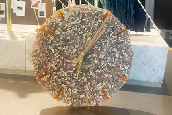 ホテル5館共同で集めた約51キロの廃プラスチックから 一点物のアップサイクル時計を制作・展示